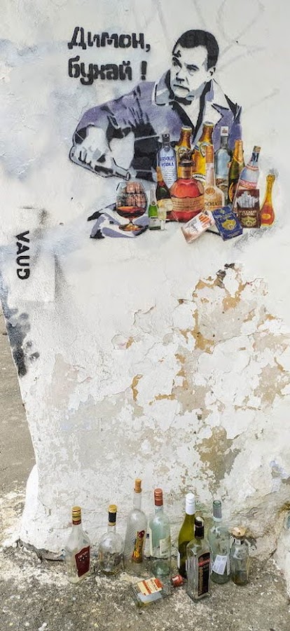 В Одессе нарисовали граффити с пьяным Медведевым.