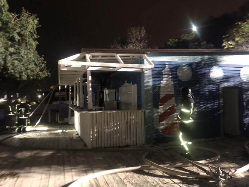 Сегодня ночью, 31 октября, на 11-й станции Большого Фонтана загорелся ресторан. Фото пресс-службы ГСЧС