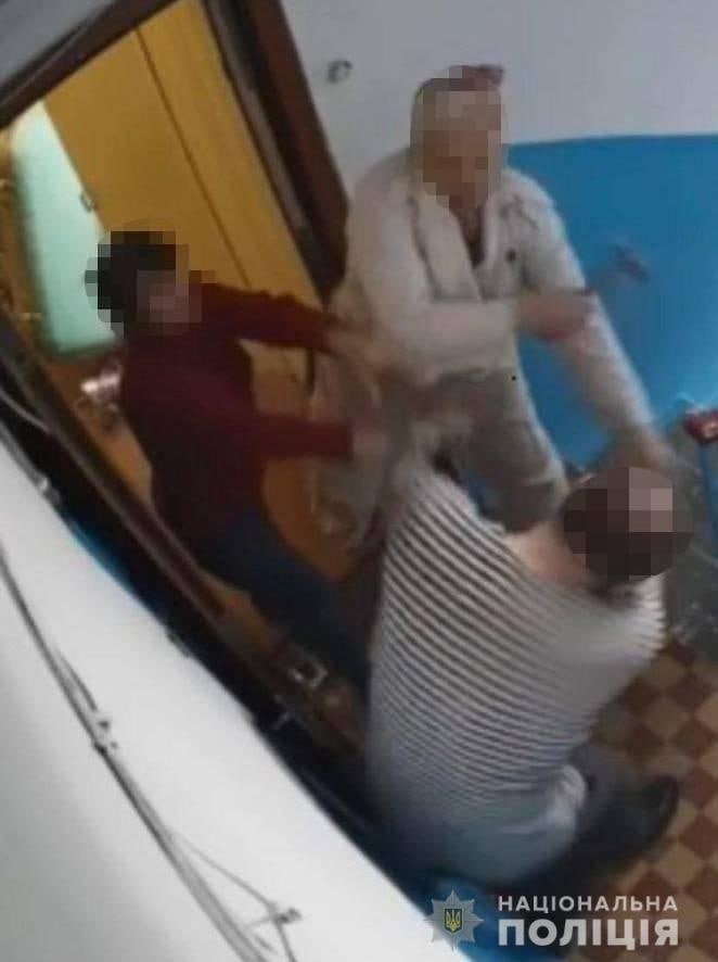 В Одесской области мастер по ремонту избил возмущенного шумом соседа молотком по голове.