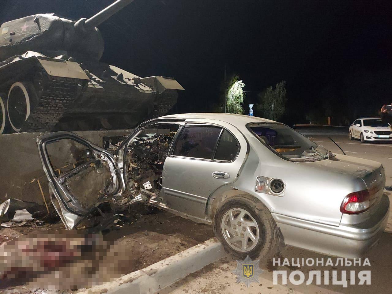  В селе Беляевка водитель легковушки врезался в танк и погиб. Фото пресс-службы Национальной полиции