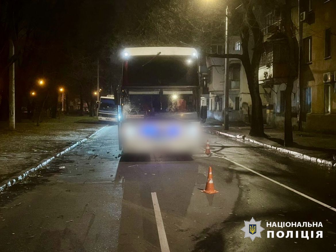 На Молдаванці водій рейсового автобуса на смерть збив жінку похилого віку.