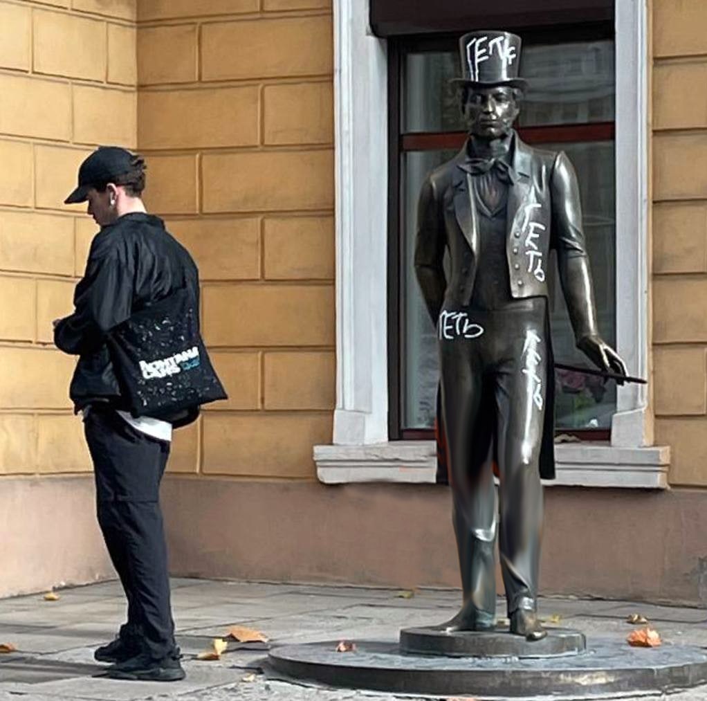 В Одессе разрисовали памятник Пушкину: фотофакт - Одесса Vgorode.ua