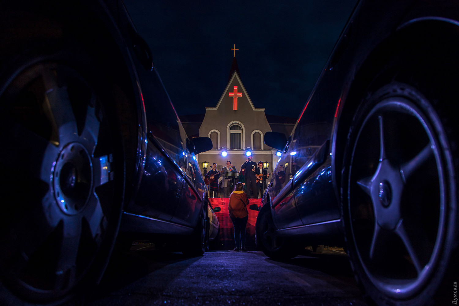 В сквере Гамова устроили массовую молитву, не выходя из авто. Фото: Думская