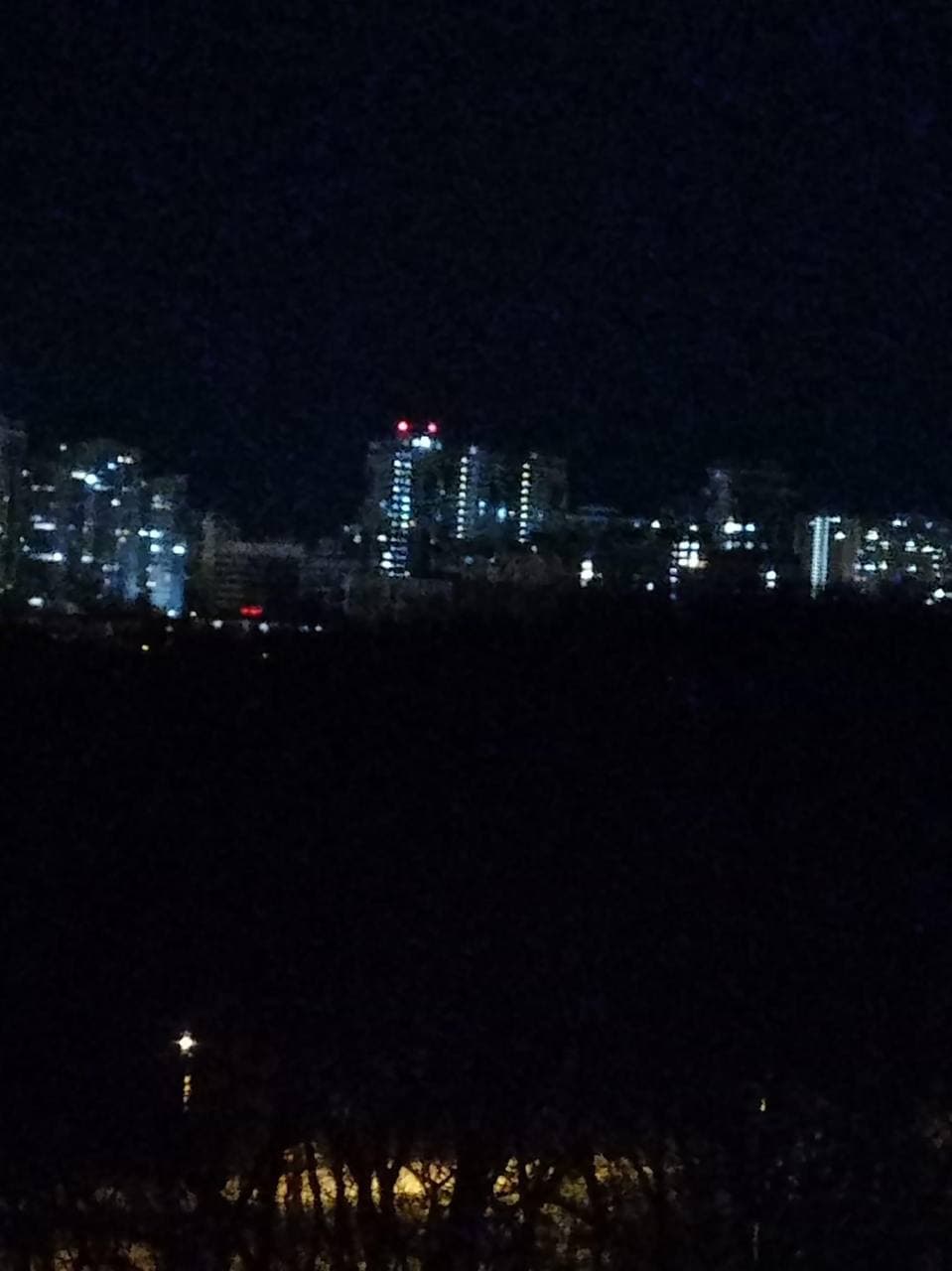 На багатьох висотках в Одесі палають червоні ліхтарі: це небезпечно.