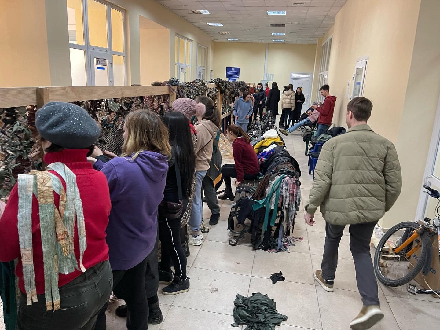 В Одессе массово плетут маскировочные сети.