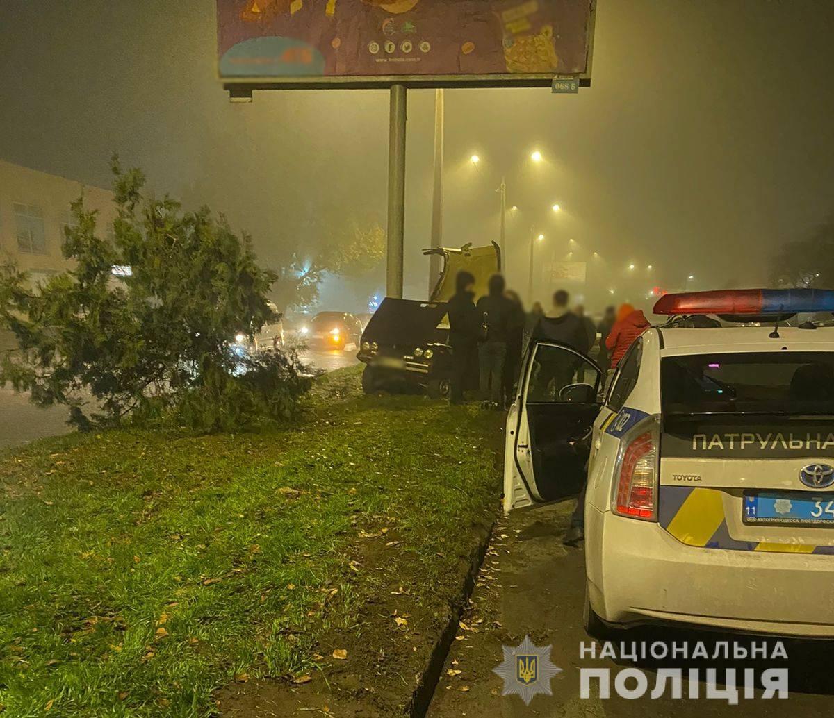Второе смертельное ДТП за вечер: на Паустовского водитель врезался в столб. Фото: od.npu.gov.ua 