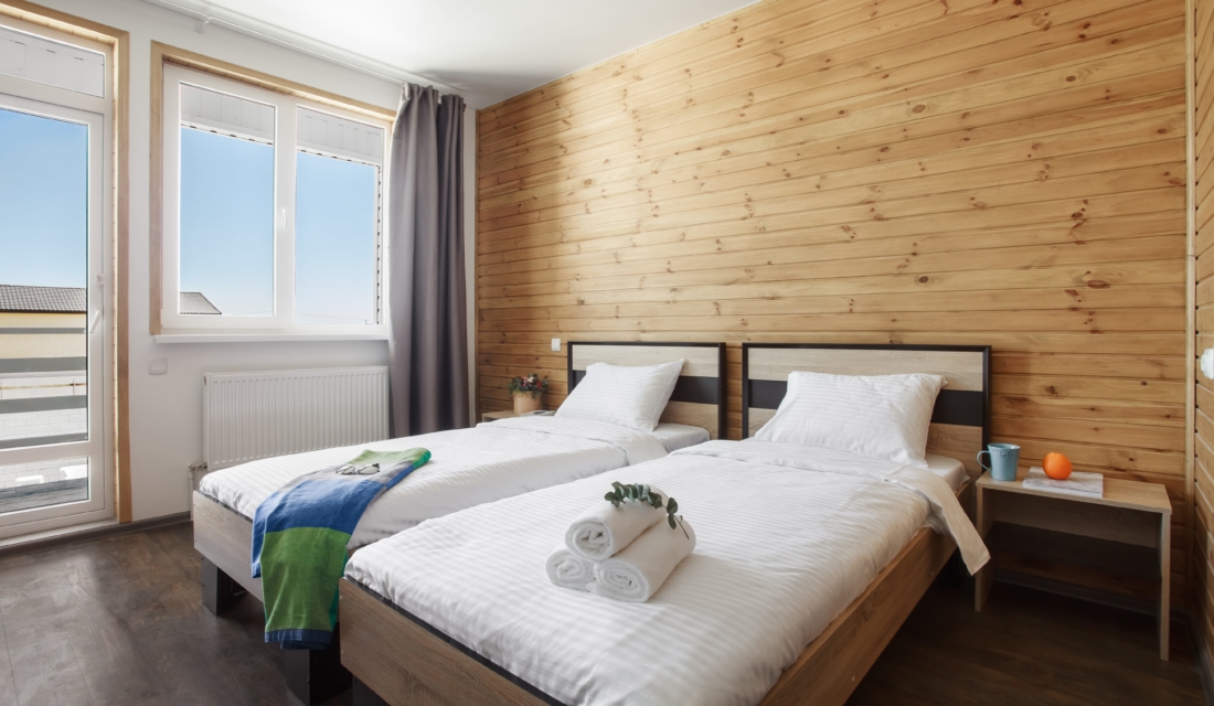 Стандартный номер с двумя раздельными кроватями. Фото: seazonebugaz.com