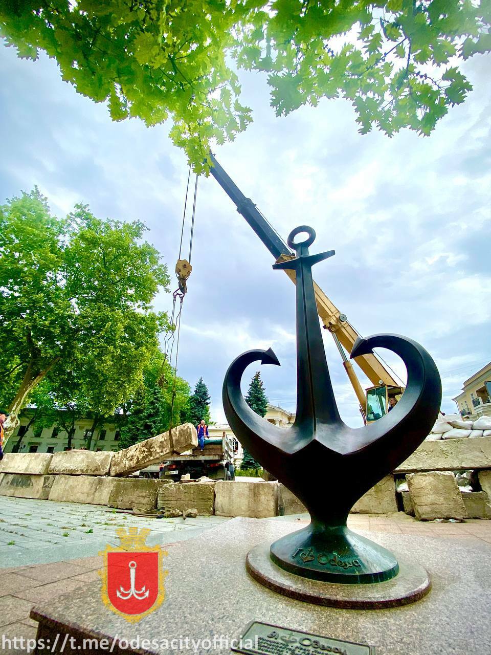 У центрі Одеси розбирають барикади.