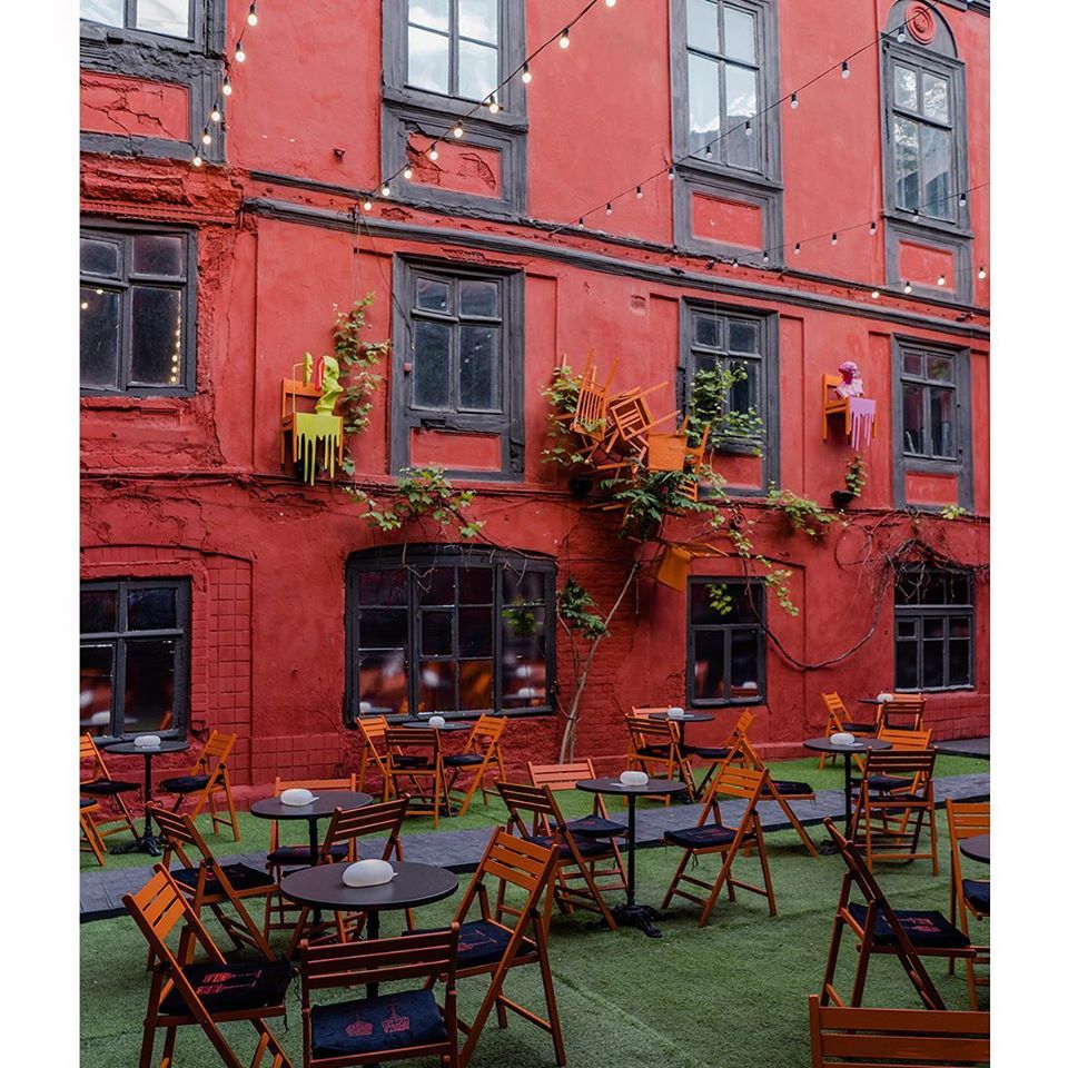 Летние площадки заведений в Одессе. Фото: Dvor 12