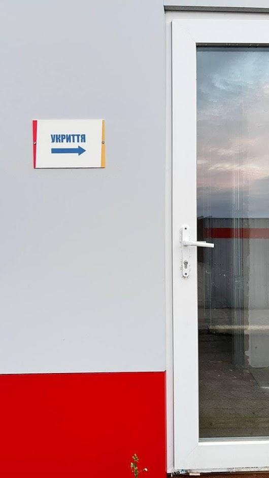 В Одессе установили странное укрытие со стеклами.