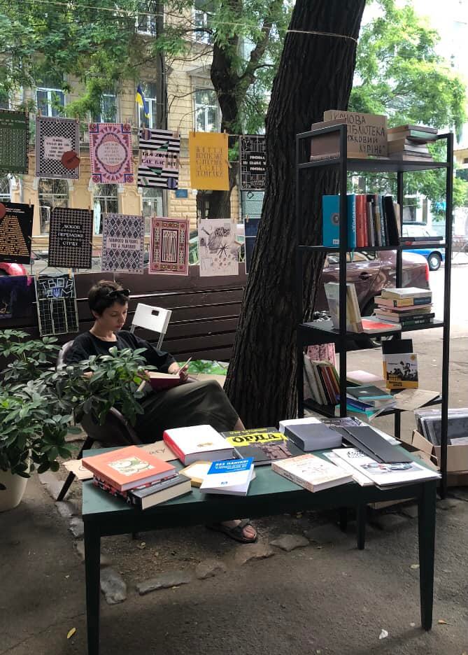 В Одессе появилась передвижная библиотека: ее может пополнить каждый.