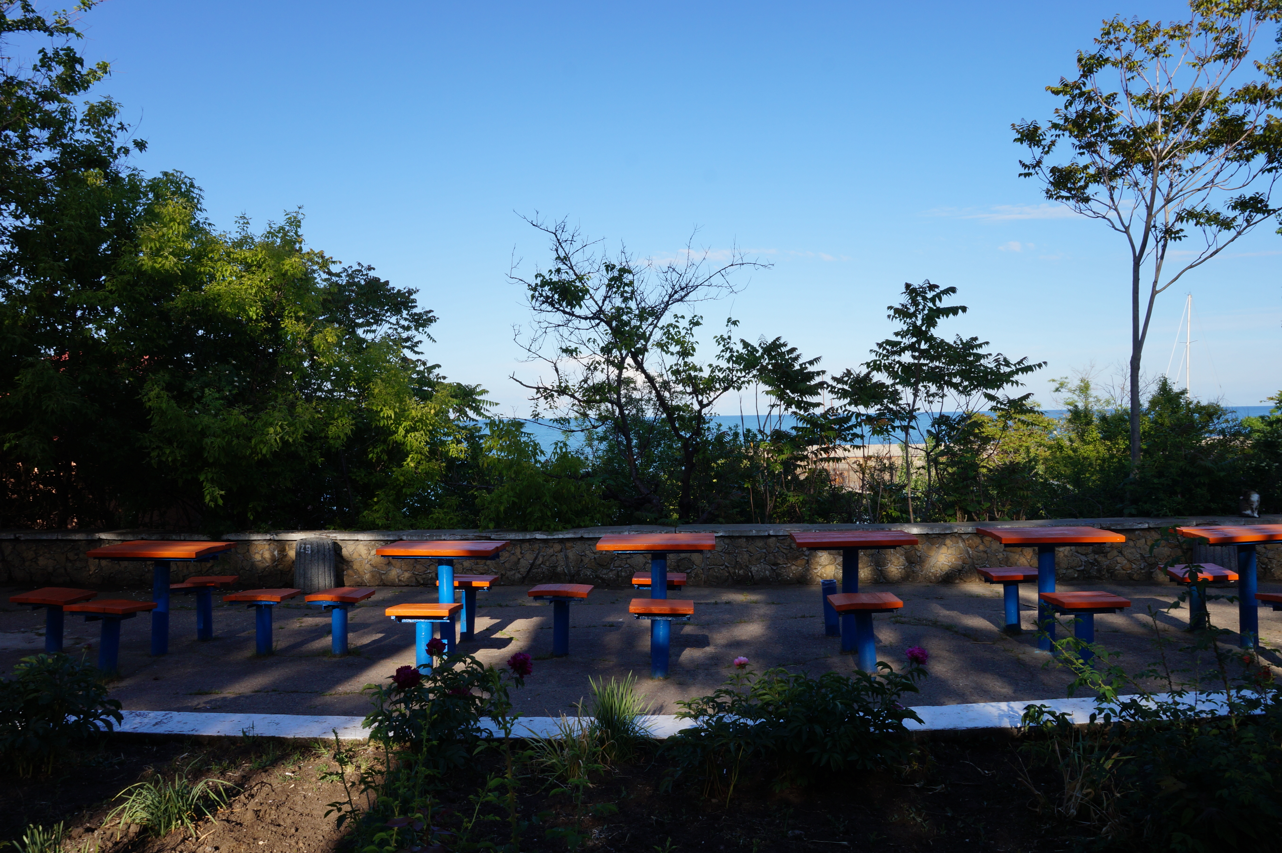 Столики возле Отрады. Фото Александры Дедюлиной