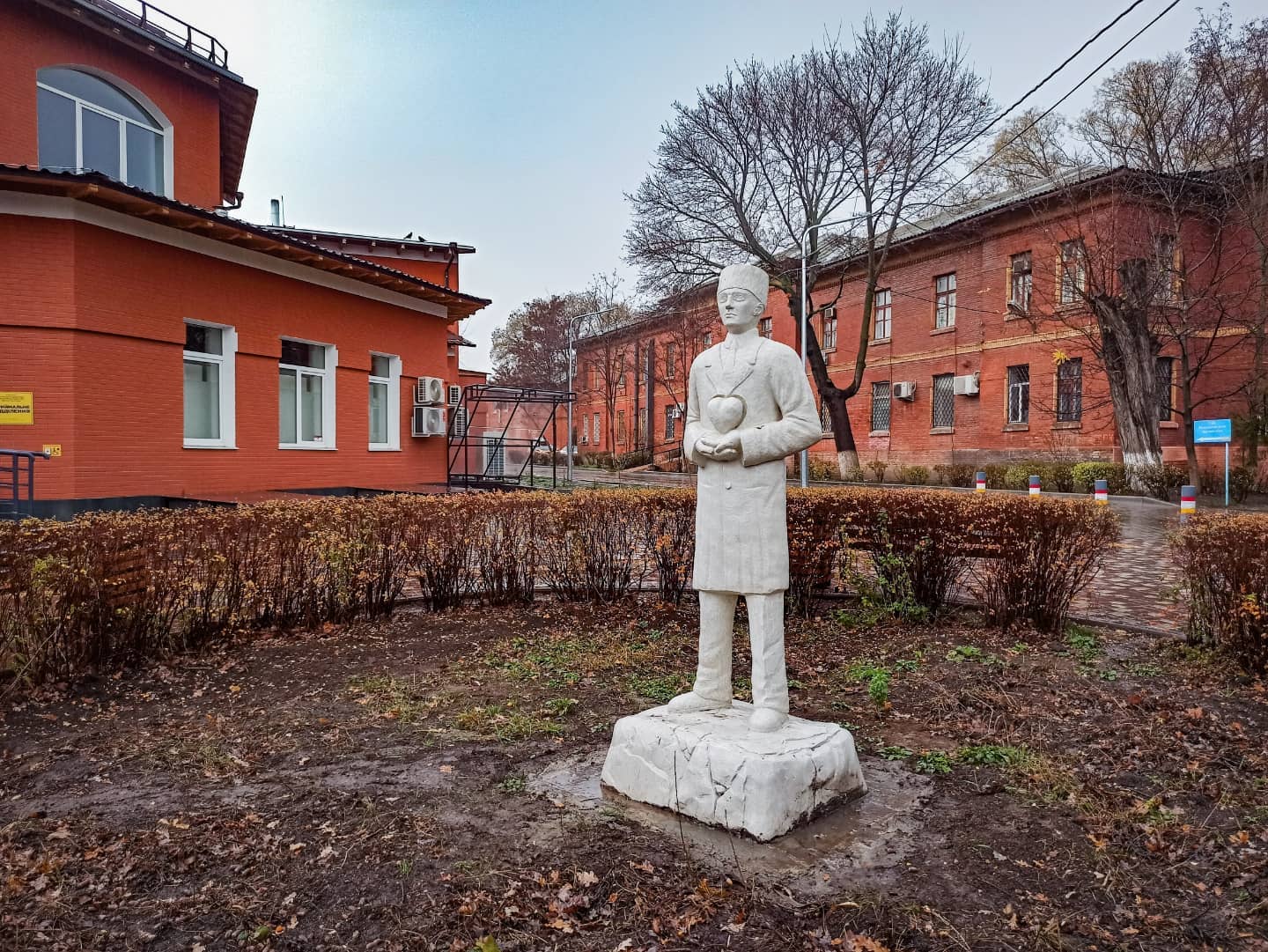 В Одессе на территории больницы открыли памятник доктору.