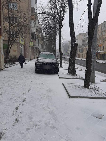 Свежая фотоподборка очень плохой парковки в Одессе за неделю.