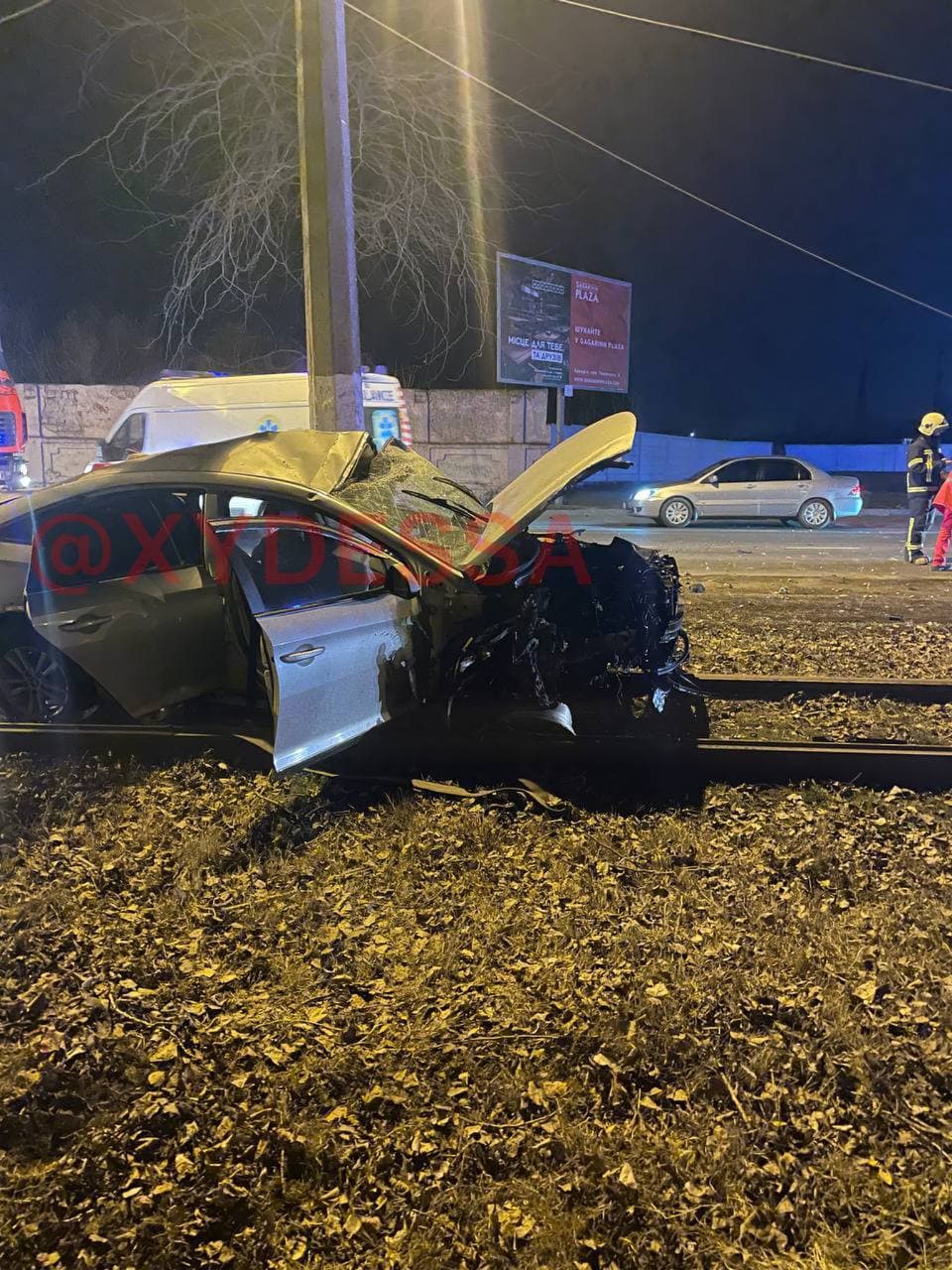 В Одесі на Пересипу легковик влетів у стовп: загинула людина.