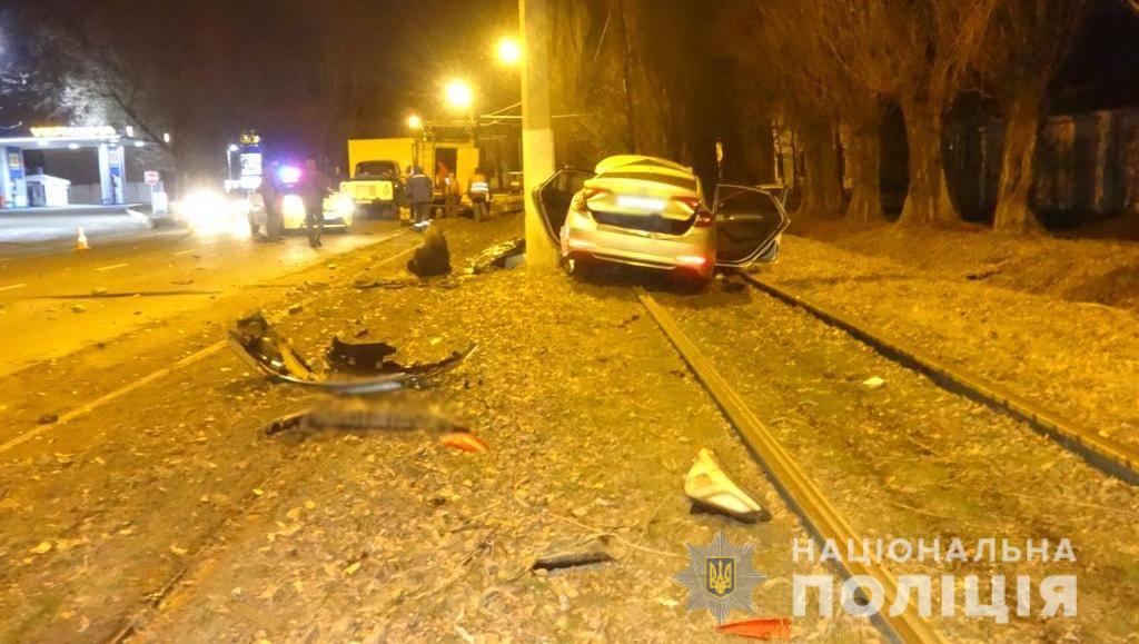 В Одесі на Пересипу легковик влетів у стовп: загинула людина.