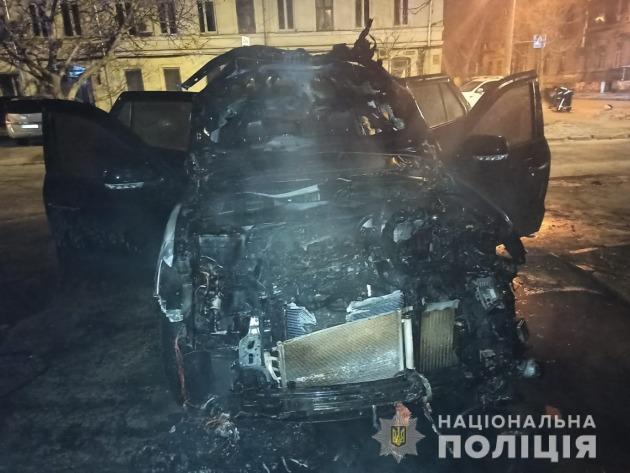 У ніч на День Святого Валентина спалили в Одесі кілька авто (відео).