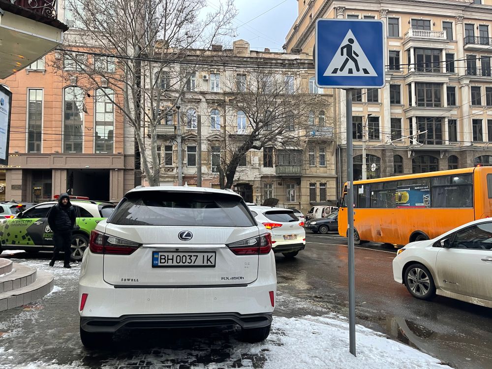 Наглая парковка в центре Одессы.