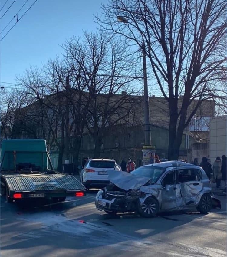 На Молдаванке рейсовый автобус влетел в магазин и зацепил три авто.