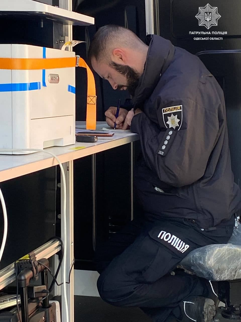 Сервис: у водителя одесской маршрутки на ходу отвалился бензобак.