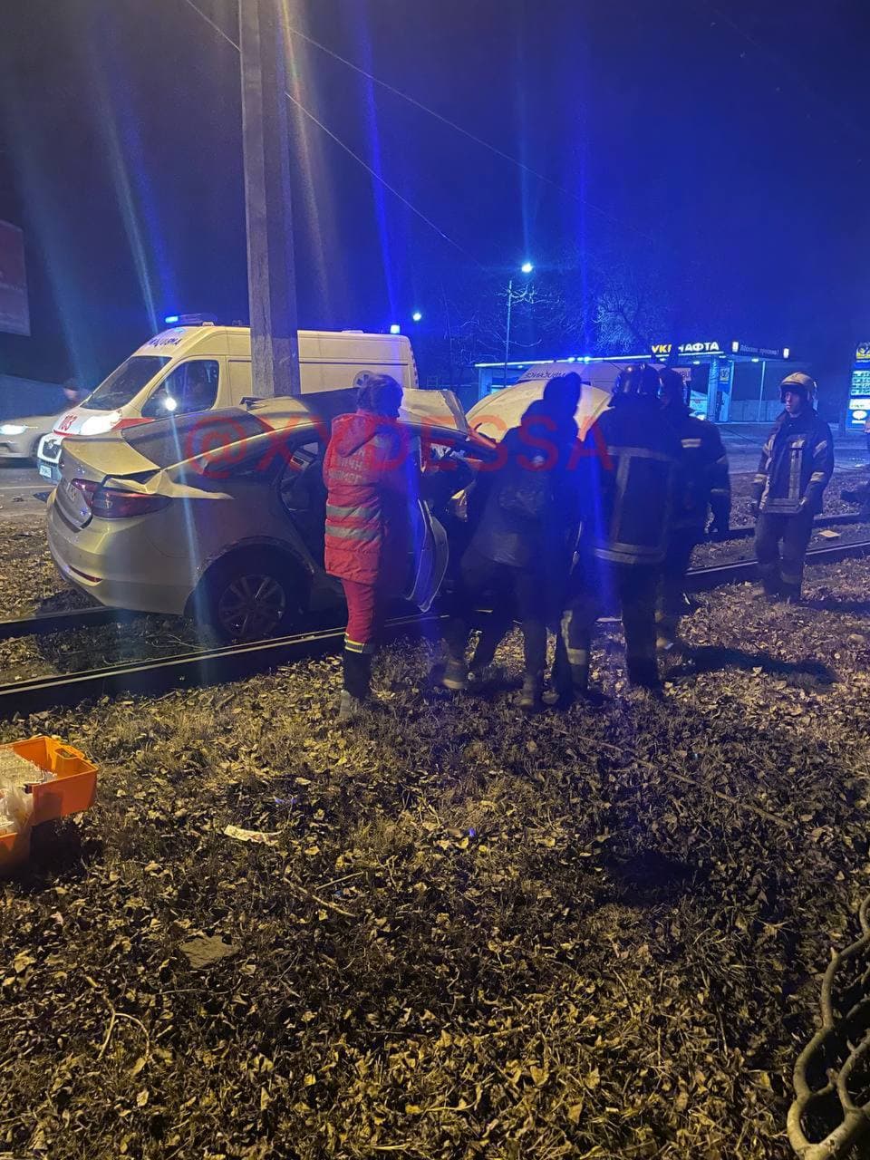 В Одесі на Пересипу легковик влетів у стовп: загинула людина.