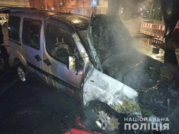 У ніч на День Святого Валентина спалили в Одесі кілька авто (відео).