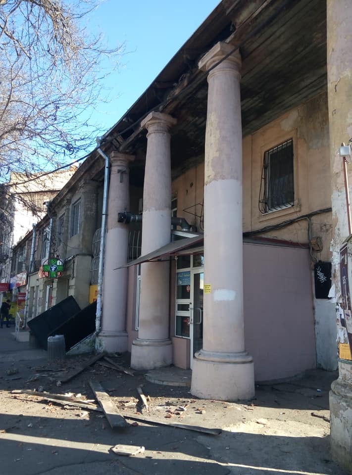Старейшие торговые ряды в Одессе падают прохожим на головы.