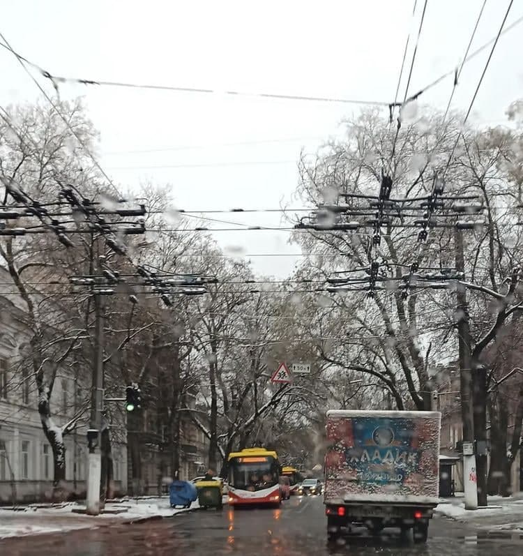 Обледенение контактной сети троллейбуса №7.