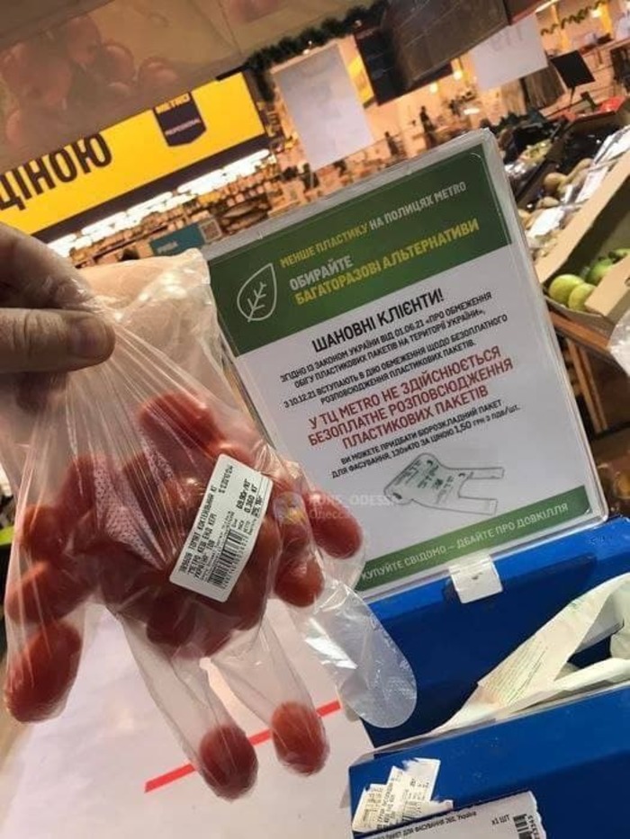 Одесситы вместо пластиковых пакетов используют перчатки.