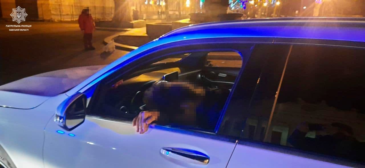 Пьяный водитель Mercedes устроил покатушки у одесской мэрии (видео).