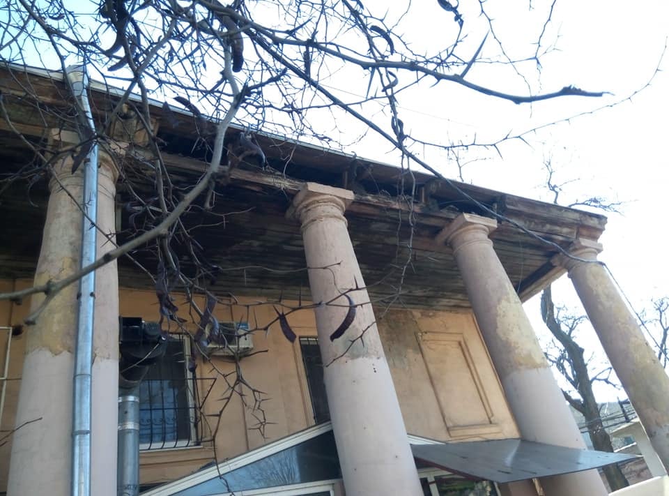 Старейшие торговые ряды в Одессе падают прохожим на головы.