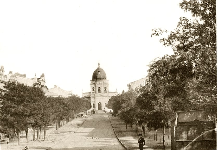 Троицкая улица с видом на Архангело-Михайловскую церковь. Конец XIX столетия. Фототипия Стефана Кульженко.