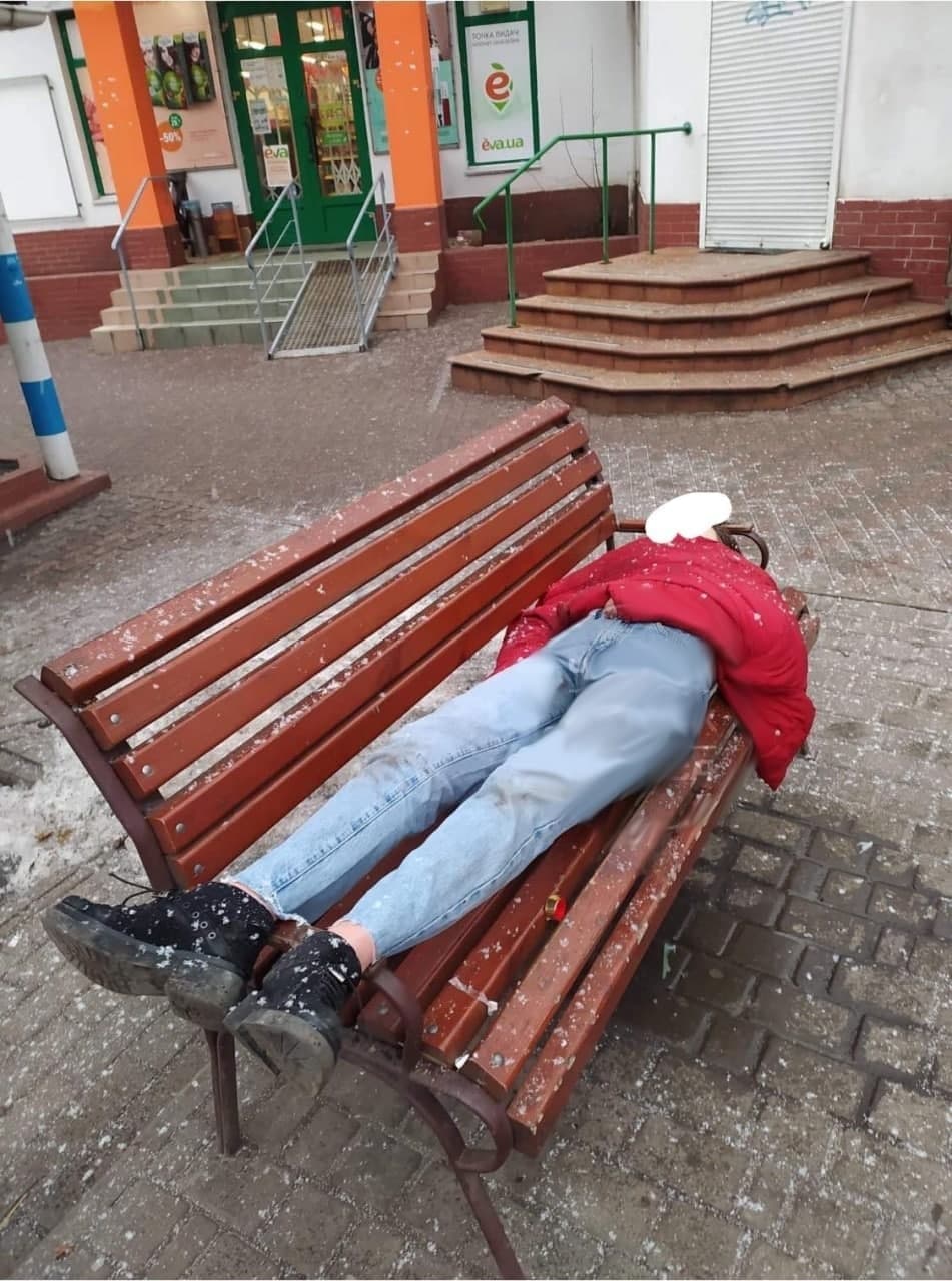 На Таїрова знайшли молоду непритомну дівчину: одеситів просять допомогти.