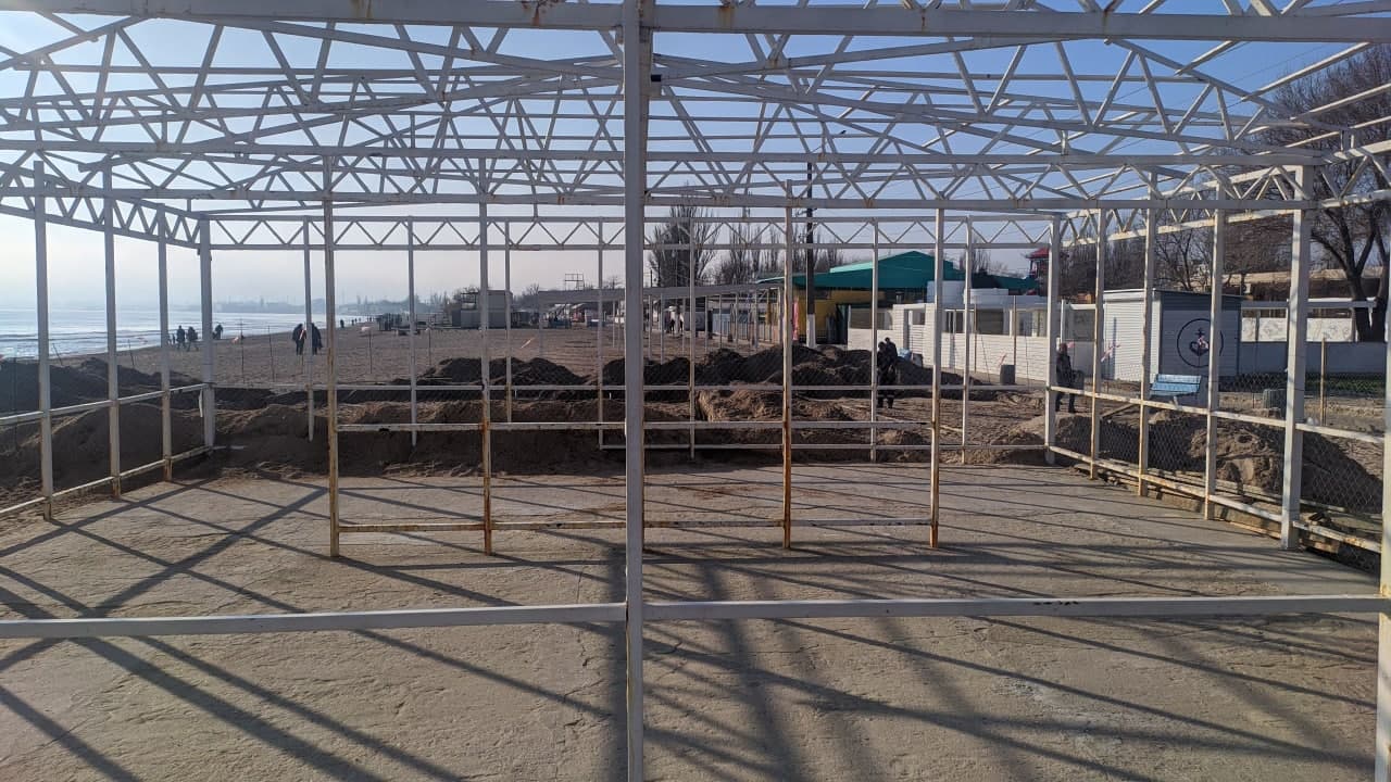На пляже в Лузановке появилась странная стройка.