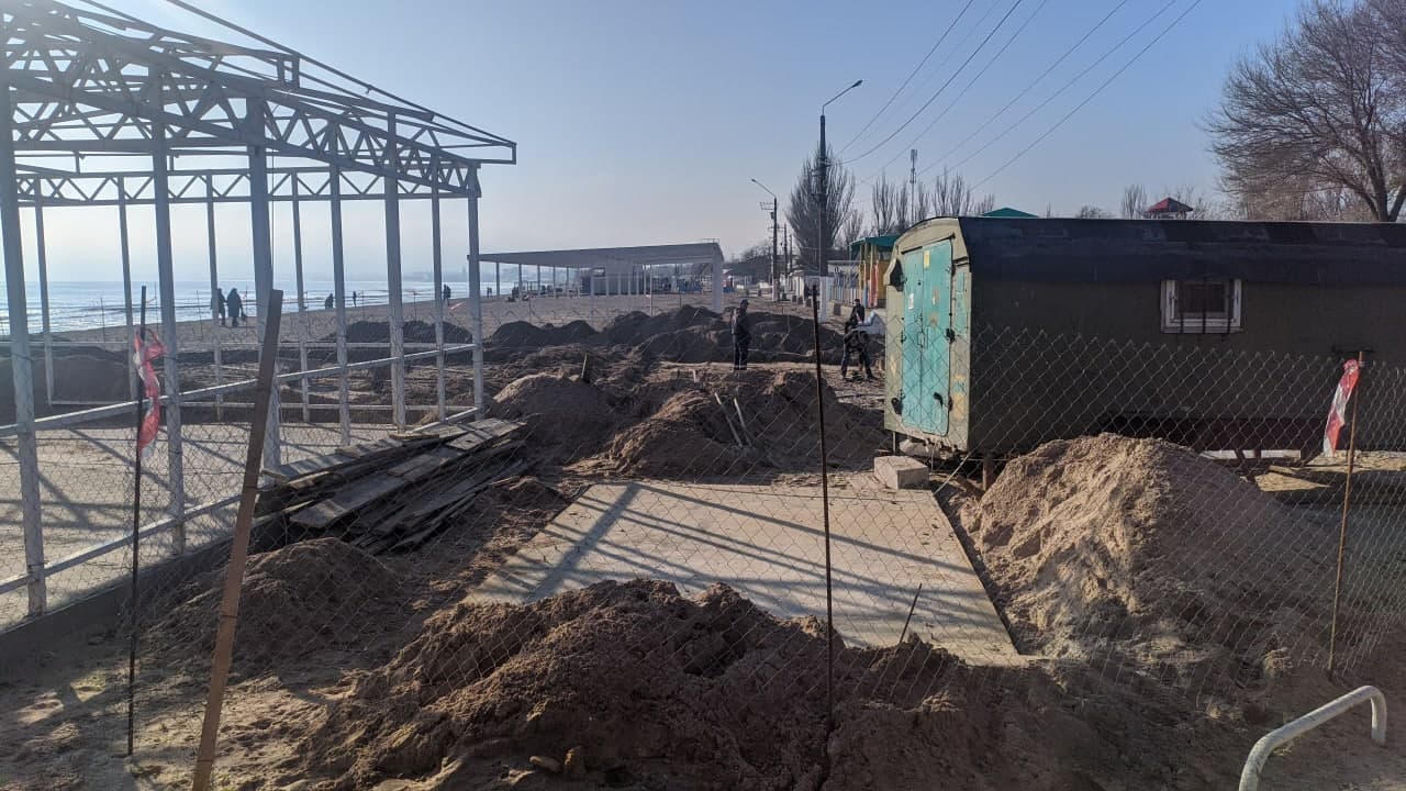 На пляже в Лузановке появилась странная стройка.