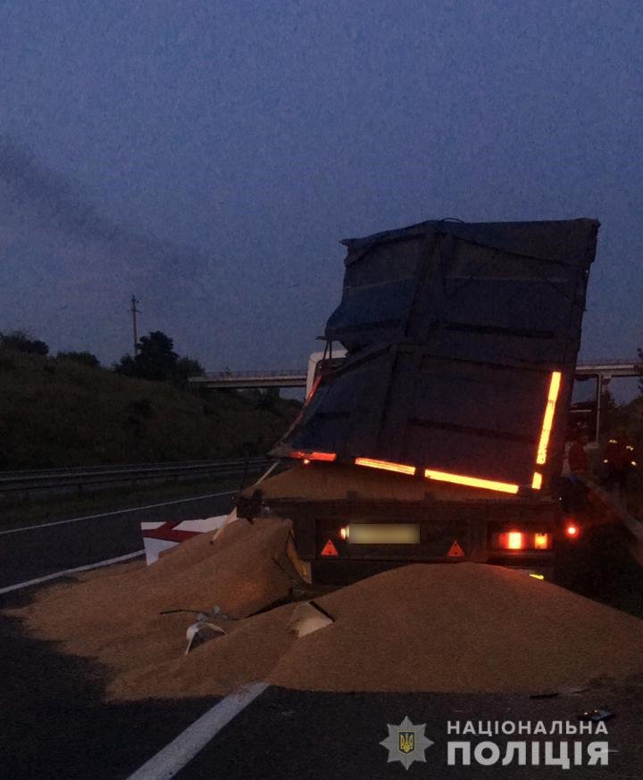 На трассе Киев-Одесса в ДТП попал рейсовый автобус. Фото: пресс-службы Нацполиции