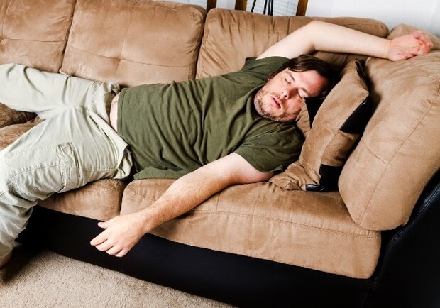 Хотел подремать на диване: в Одессе мужчина взломал мебельный магазин.