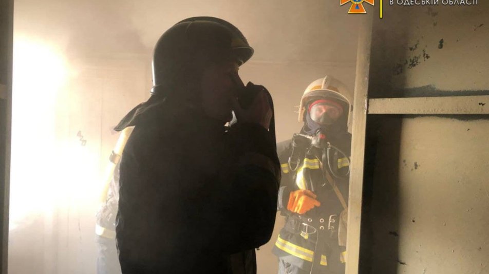 В Одессе загорелось общежитие. Фото: пресс-служба ГСЧС