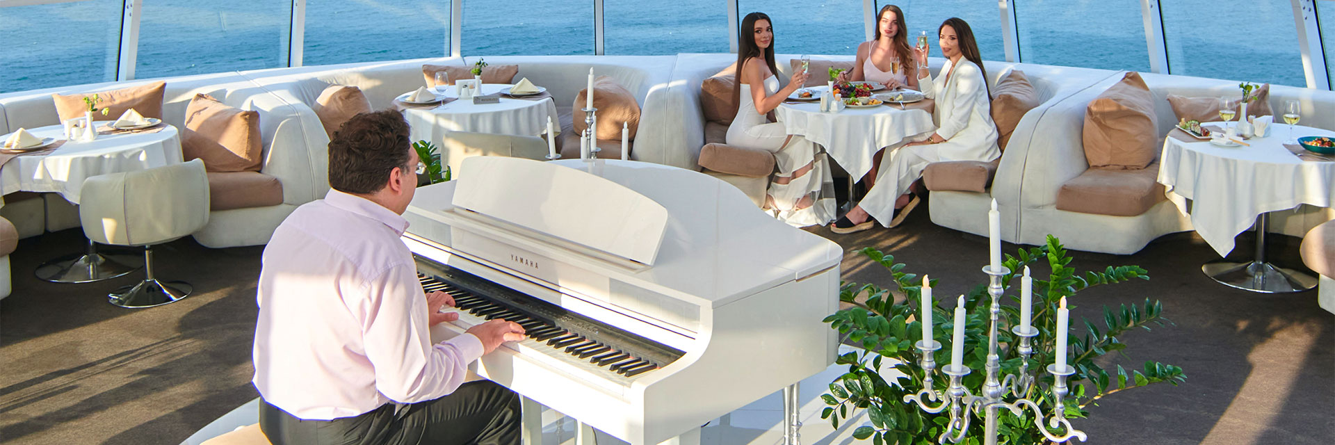 Panorama & Piano Bar.