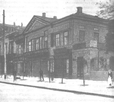 На його честь назвали головну вулицю міста.