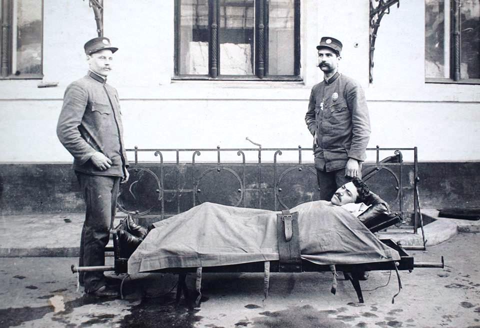 Первая станция скорой помощи. 1899 Год-первая станция скорой помощи. Первая станция скорой помощи графа Толстого.