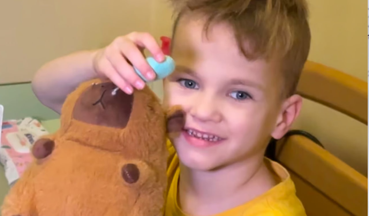 Хлопчик Тихін, якого врятували медики.