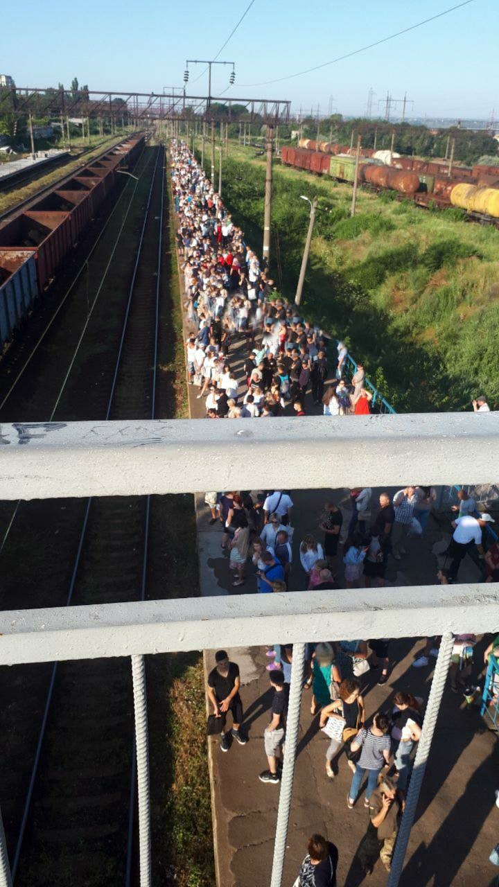 Жители поселка Котовского штурмуют электрички. Фото: telegram-паблик "ХО"