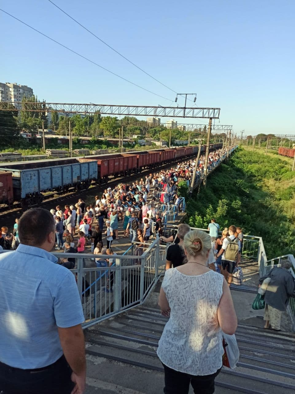 Жители поселка Котовского штурмуют электрички. Фото: telegram-канал новости Одесса