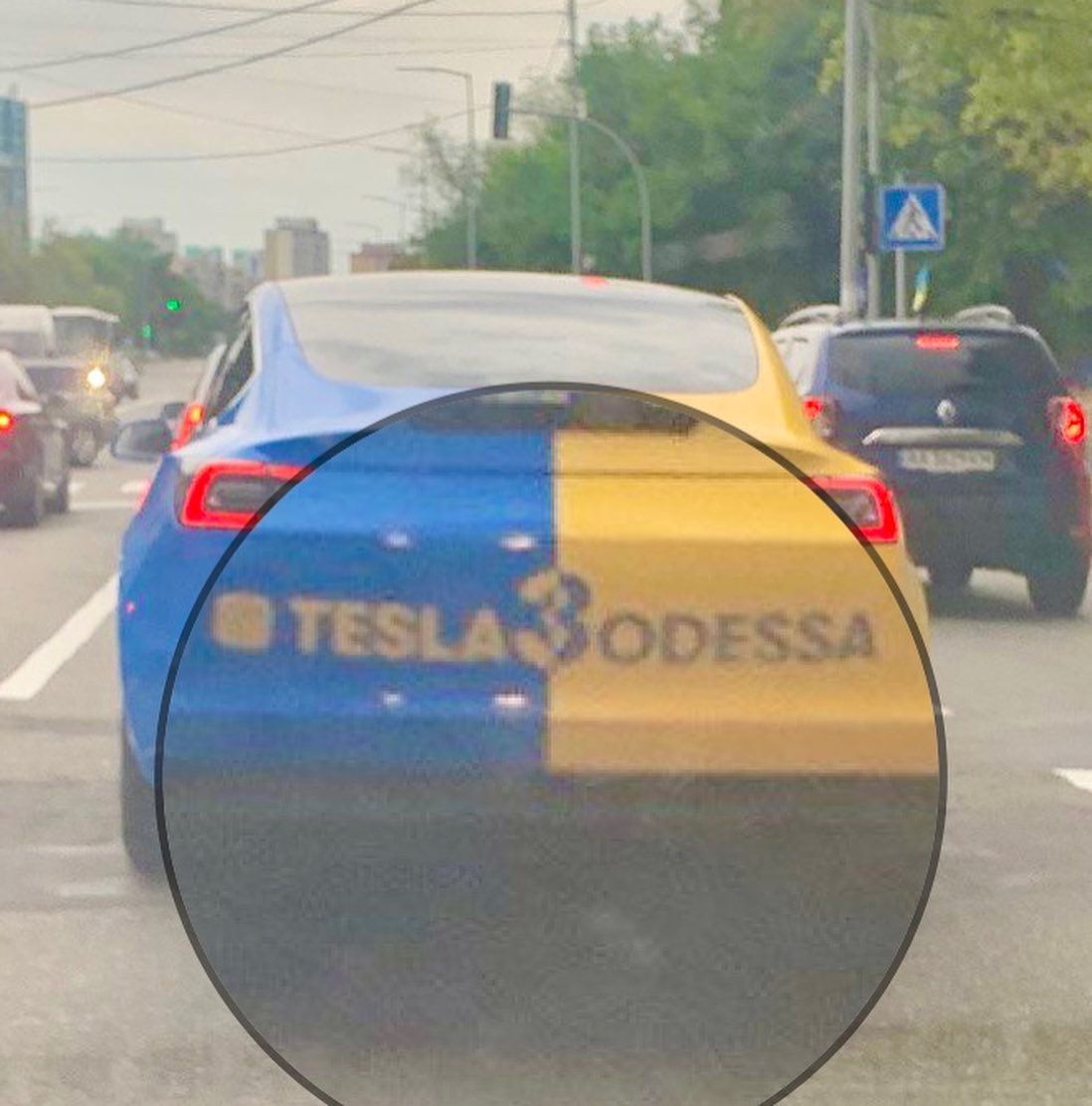 В Одессе заметили Tesla-бандеромобиль.