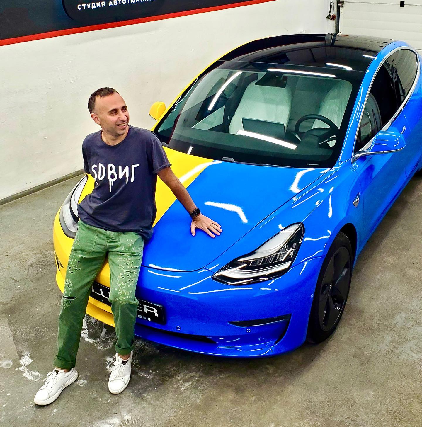 В Одессе заметили Tesla-бандеромобиль.