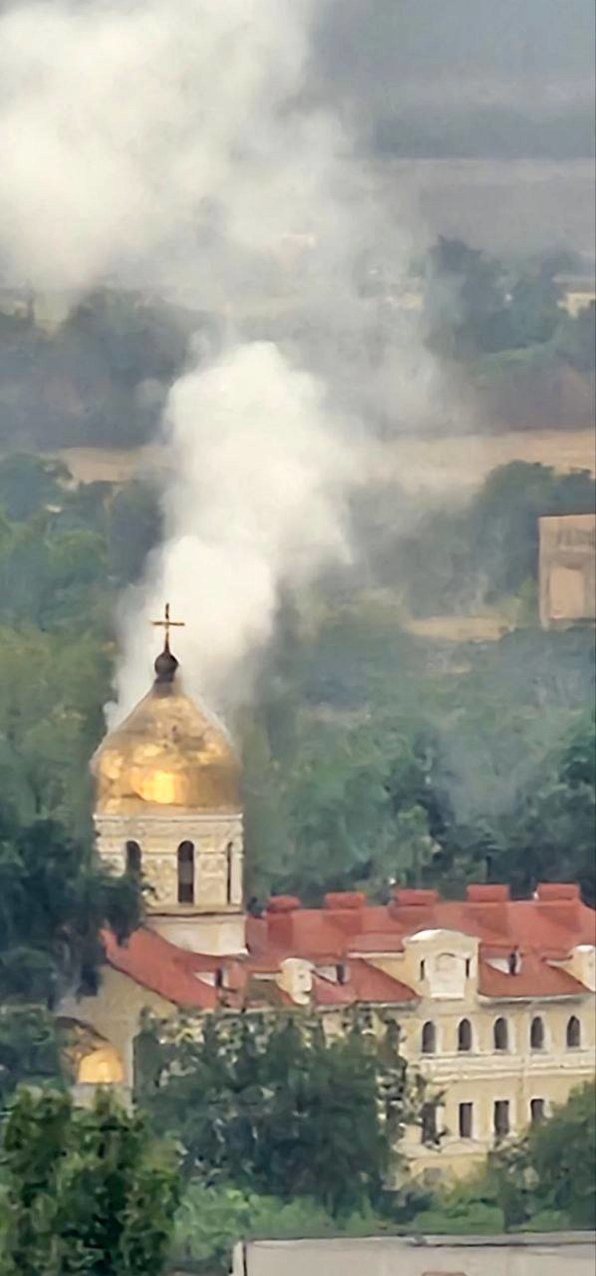 Вранці в один із куполів храму Свято-Іверського чоловічого монастиря вдарила блискавка.