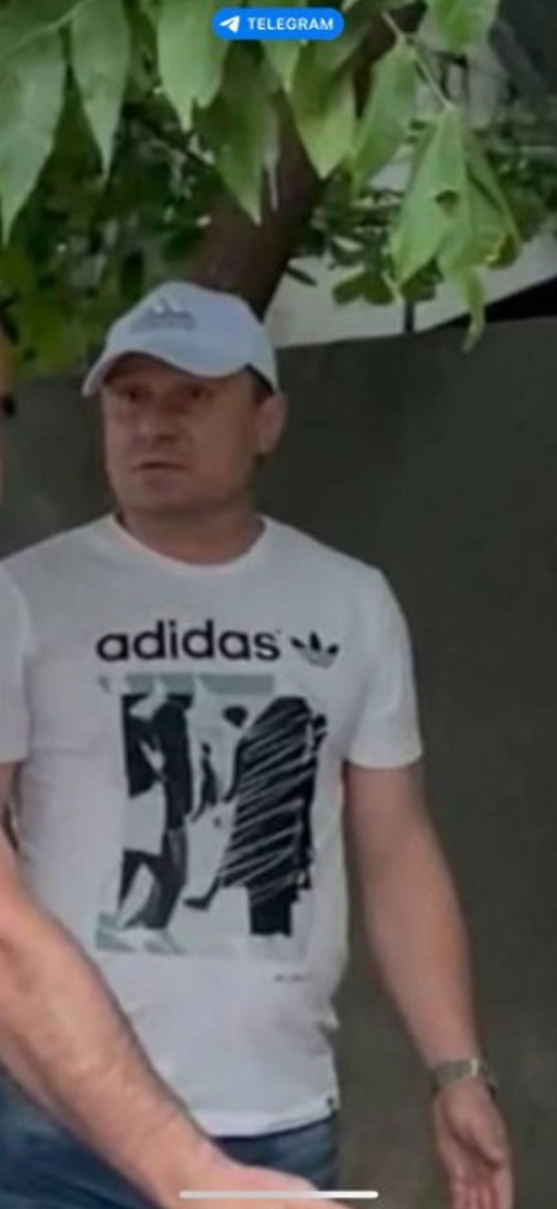 В Одессе ищут мужчину, который избил подростка прямо посреди улицы.