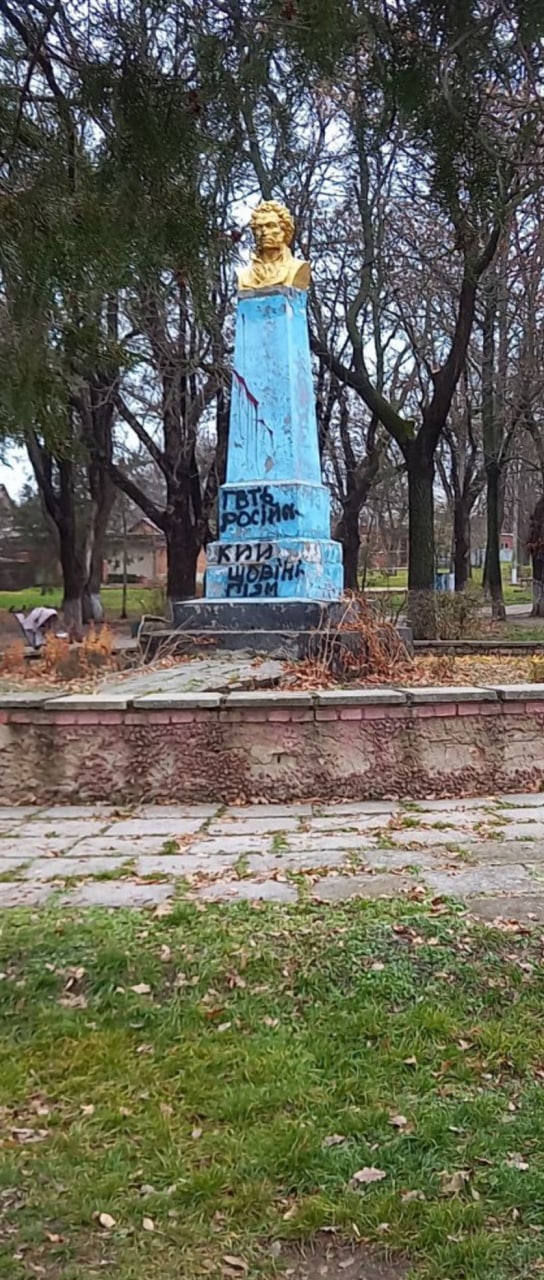 На Одещині розмалювали пам'ятник Пушкіну: його вимагають знести.