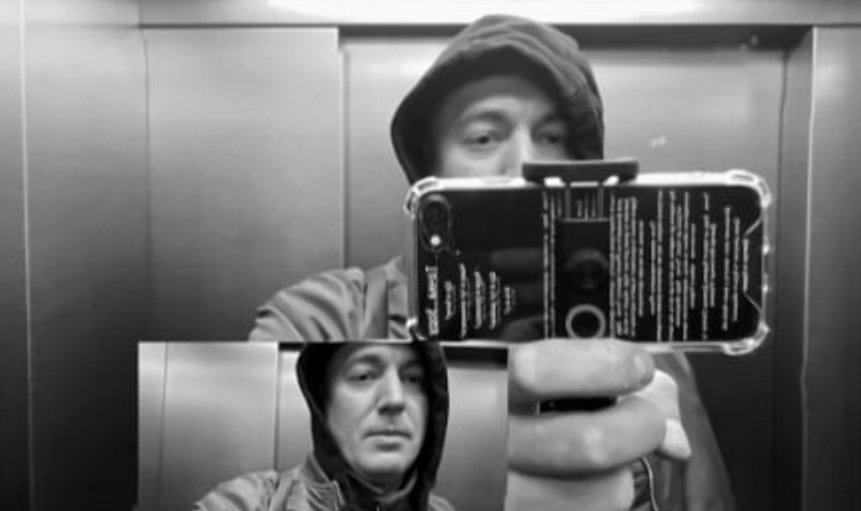 Видеоинсталляция "Точка . Зору" режиссеров Вадима Думеша и Дмитрия Могиленцас участием Вадима.